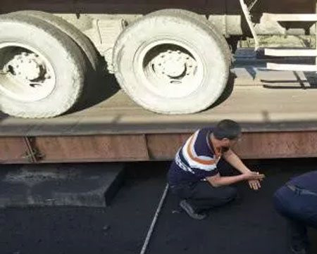 內蒙古杭錦旗市監(jiān)局對全旗在用地磅展開強制檢定工作