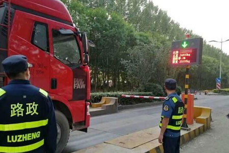 貨車經(jīng)過收費站地磅現(xiàn)場